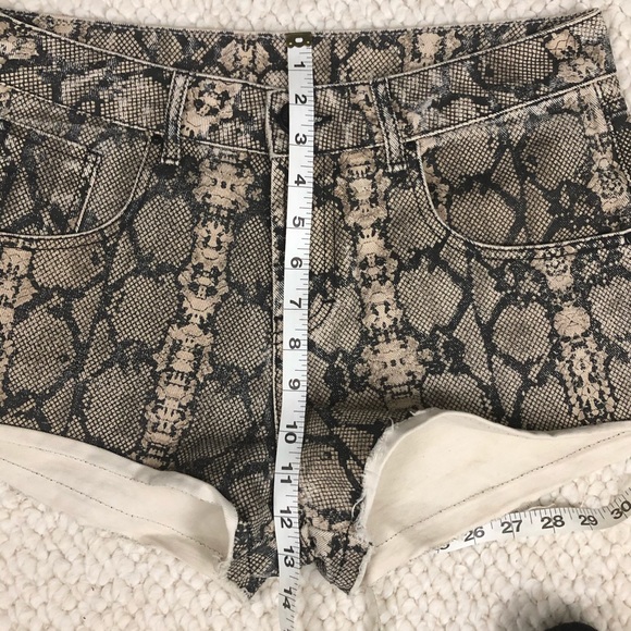 Snake Pattern Distressed Shorts - Picture 4 of 7